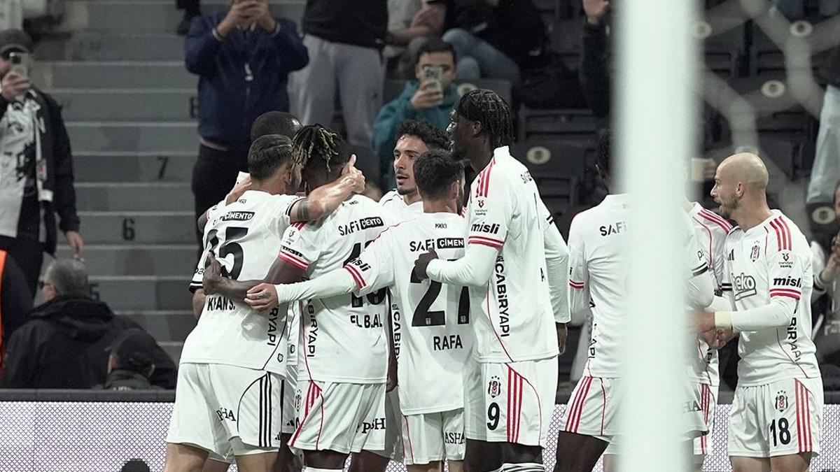 21:55Beşiktaş 3-1 Kocaelispor Maç Özeti | Kartal, 3 puanı 3 golle aldı