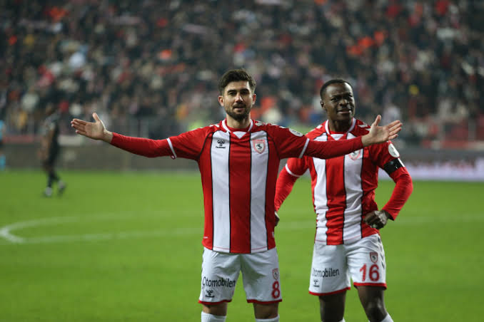 SAMSUNSPORLU FUTBOLCU BURSASPOR YOLUN DA 