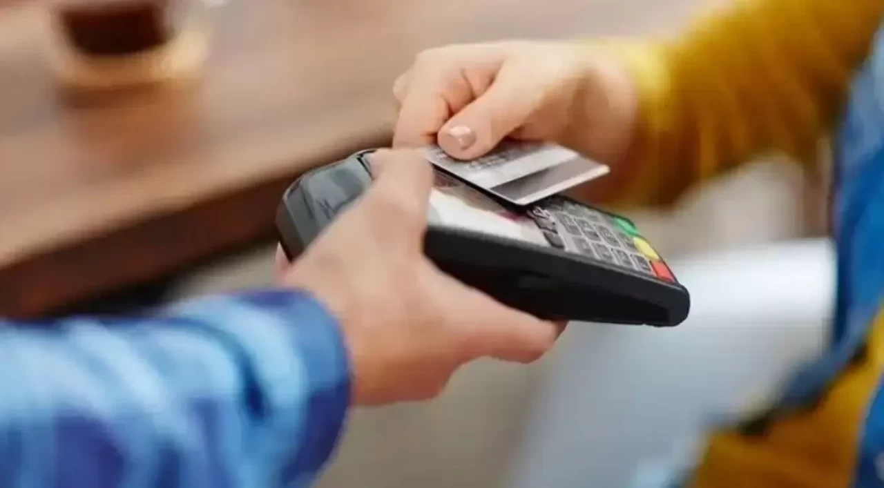 Restoranlarda Ek Ücret Dönemi Kapandı: Kuver ve Servis Bedeline Resmî Yasak